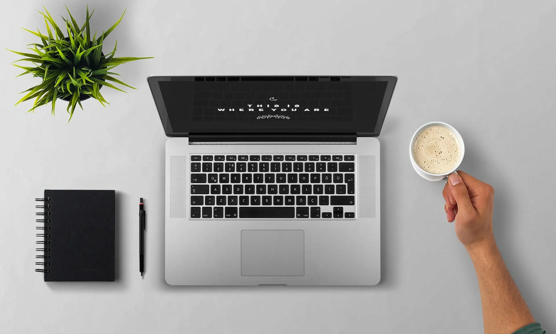 Bureau met laptop en notitieboek voor de financiële administratie