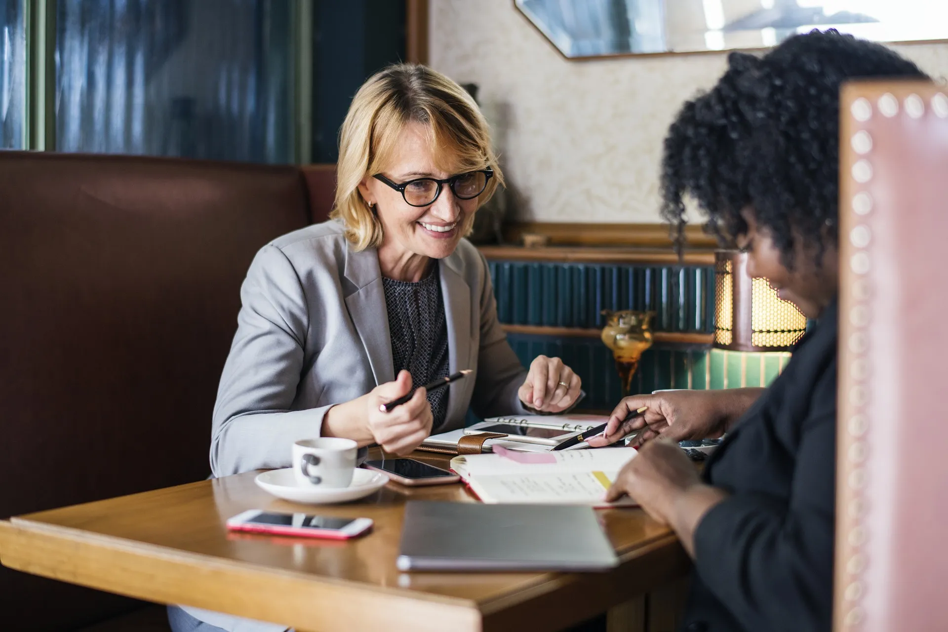 Twee professionals nemen samen een dossier door